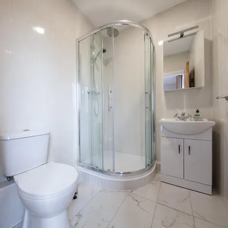 Spacious 2 Bedroom Close To Centre Apartmán