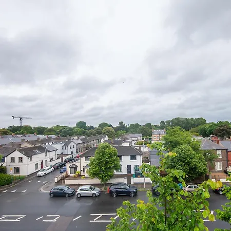 Spacious 2 Bedroom Close To Centre Apartment *