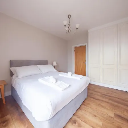 Spacious 2 Bedroom Close To Centre *