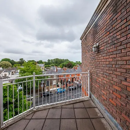 Spacious 2 Bedroom Close To Centre Apartment