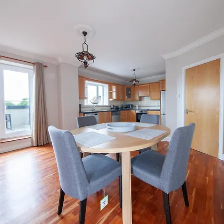 Spacious 2 Bedroom Close To Centre Апартаменты