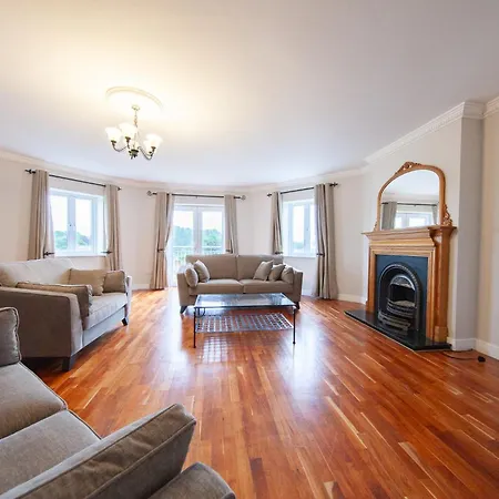Spacious 2 Bedroom Close To Centre Апартаменты