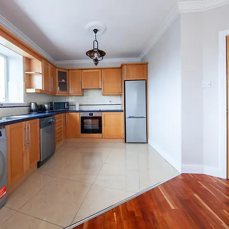 Spacious 2 Bedroom Close To Centre Apartment