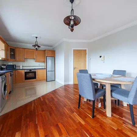 Spacious 2 Bedroom Close To Centre Apartman *